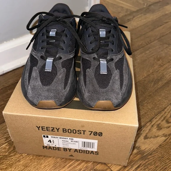 Yeezy Boost 700 - Picture 3 of 9
